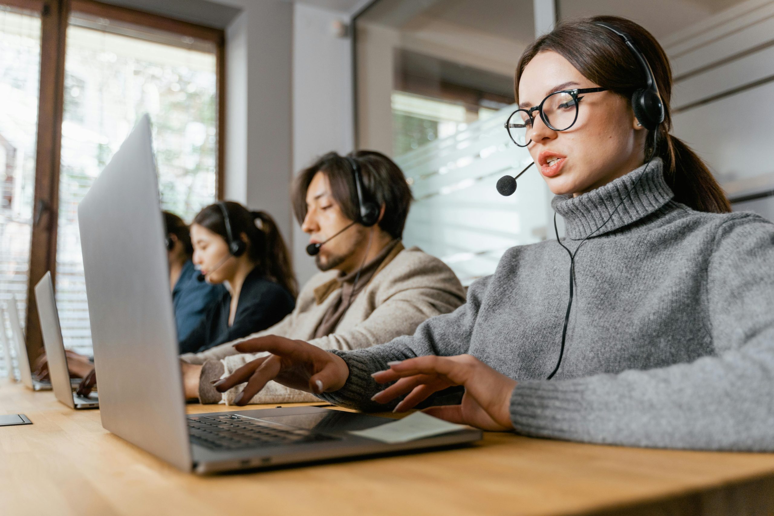 5 Beneficios de usar Zoho como herramienta CRM en un call center